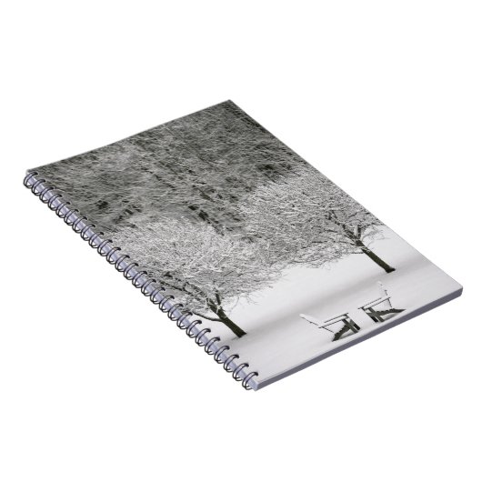 Door sneeuw bedekt landschap notitieboek (Rechterzijde)