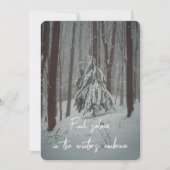 Door sneeuw bedekte bomen in het mistige winterbos feestdagenkaart (Voorkant)
