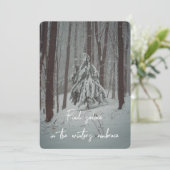 Door sneeuw bedekte bomen in het mistige winterbos feestdagenkaart (Staand voorkant)