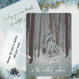 Door sneeuw bedekte bomen in het mistige winterbos feestdagenkaart