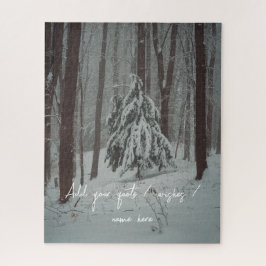 Door sneeuw bedekte bomen in het mistige winterbos legpuzzel