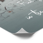 Door sneeuw bedekte bomen in het mistige winterbos poster (Hoek)