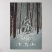 Door sneeuw bedekte bomen in het mistige winterbos poster (Voorkant)