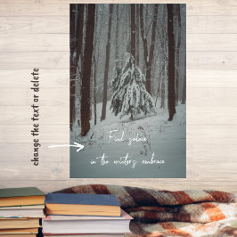 Door sneeuw bedekte bomen in het mistige winterbos poster