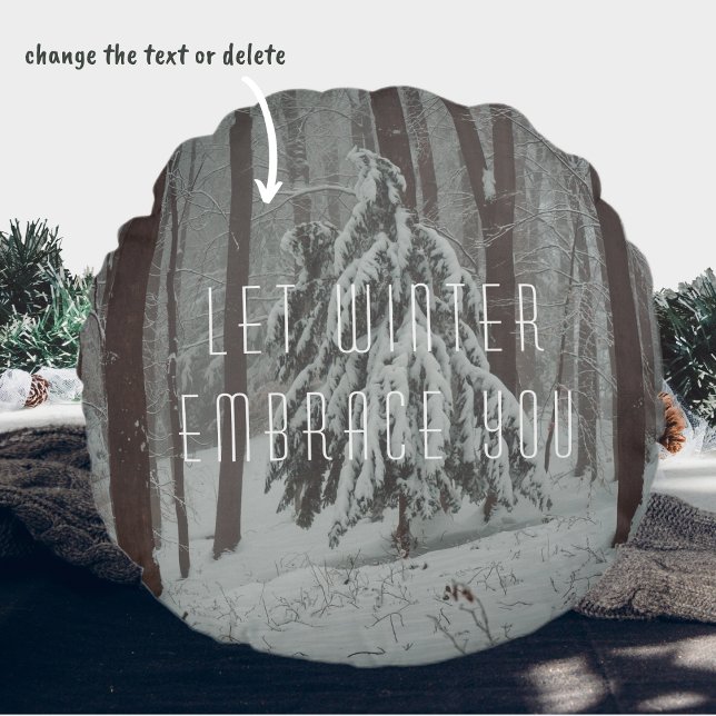 Door sneeuw bedekte bomen in het mistige winterbos rond kussen (Creator heeft geüpload)