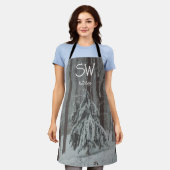 Door sneeuw bedekte bomen in het mistige winterbos schort (Gedragen)