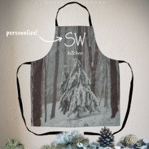 Door sneeuw bedekte bomen in het mistige winterbos