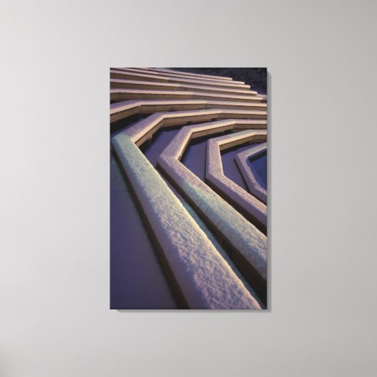 Door sneeuw bedekte stoelen canvas afdruk (Voorkant)