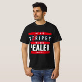 Door zijn strips zijn we geklaagd - Isaiah 53:5 T-shirt (Voorkant volledig)
