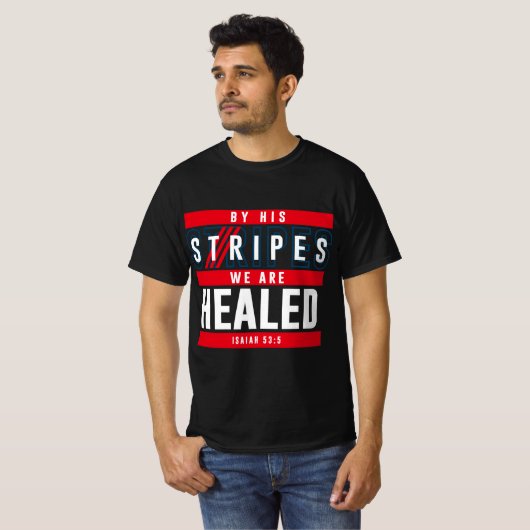 Door zijn strips zijn we geklaagd - Isaiah 53:5 T-shirt (Voorkant volledig)