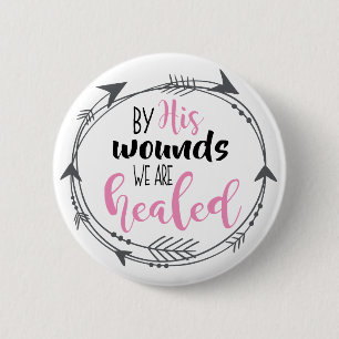 Door zijn wonden worden we opgewarmd ronde button 5,7 cm
