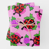 Doordopjes en paarse rozen voor het ompakken van v inpakpapier vel (In situ)