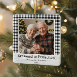 Doorgewinterd naar perfectie – Grootouders Foto Keramisch Ornament<br><div class="desc">Een charmant vierkant ornament met een zwart-witte buffelrand, witgekalkte houten bijschriftbalk en gecentreerd foto-lijst. Op de kop staat "Doorgewinterd naar perfectie", met ruimte hieronder voor namen en jaartallen. De gezellige boerderij ziet er flatteus uit als vakantieportretten en maakt een oprechte aandenken voor oma en opa - of een mijlpaal paar....</div>