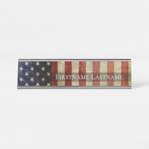 Doorstane, verontruste Amerikaanse Vlag met Naam Bureau Naambordje