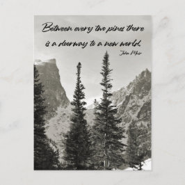 Doorweg naar een nieuwe wereld in de bergen briefkaart