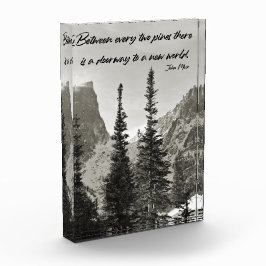 Doorweg naar een nieuwe wereld in de bergen fotoblokken