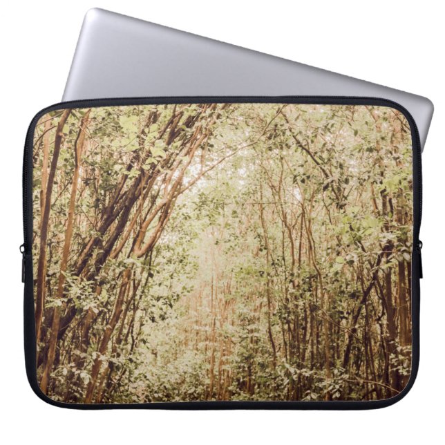 DOORWEGEN MET TALEN EN GROENE BOMEN LAPTOP SLEEVE (Voorkant)