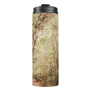 DOORWEGEN MET TALEN EN GROENE BOMEN THERMOSBEKER