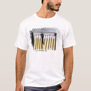 Doos met houten lucifers met één gebrande lucife t-shirt