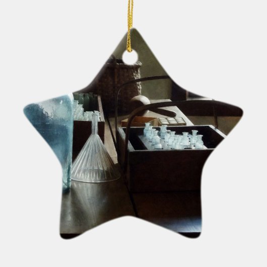 Doos met reageerbuizen keramisch ornament (Voorkant)