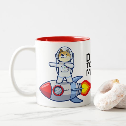 Dopostes in de "Moon Rocket Man Space Doge Crypto" Tweekleurige Koffiemok (Met donut)