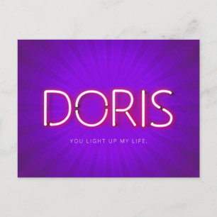 Doris-naam in gloeiende neonlampen briefkaart