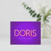Doris-naam in gloeiende neonlampen briefkaart (Staand voorkant)