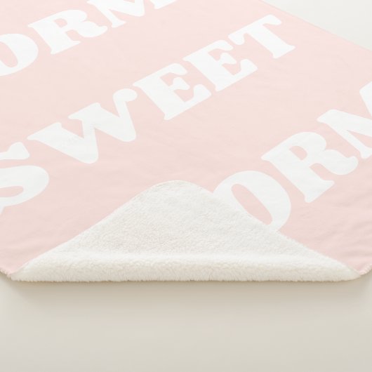 Dorm Sweet Dorm in Blush Sherpa Deken (3/4)