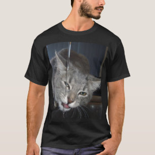 Dorstige kat drinkt uit keukkraan. t-shirt
