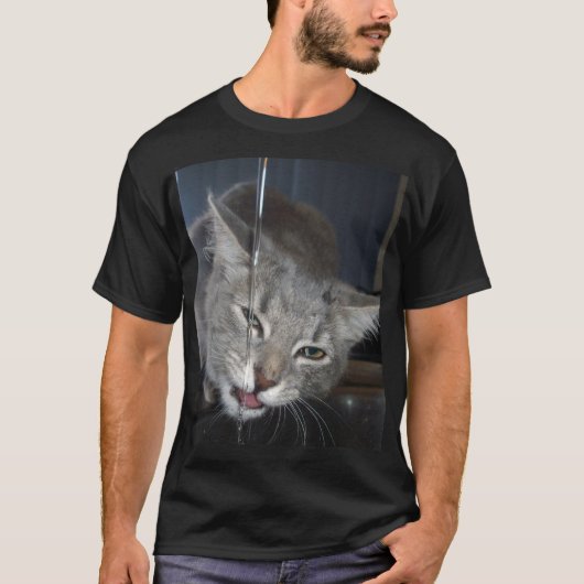 Dorstige kat drinkt uit keukkraan. t-shirt (Voorkant)