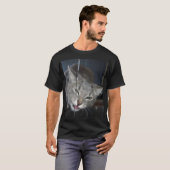 Dorstige kat drinkt uit keukkraan. t-shirt (Voorkant volledig)