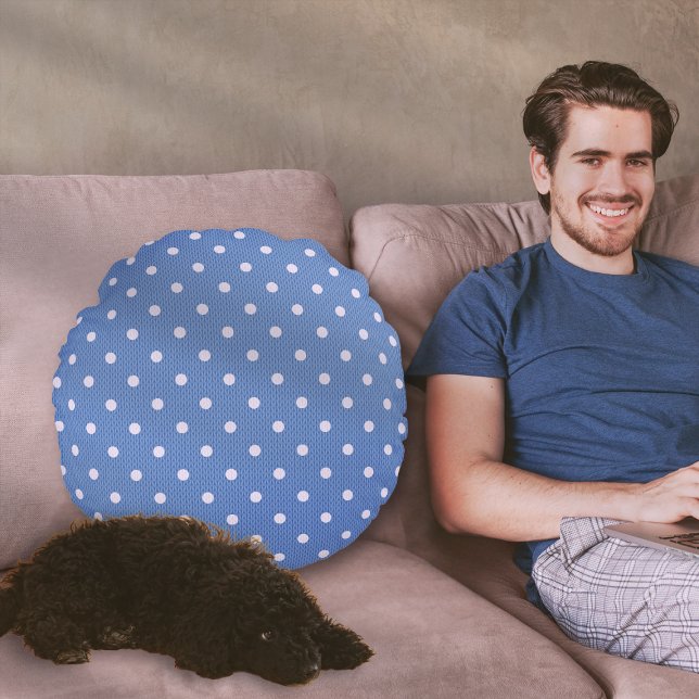 Dotty Delight Blue Rond Kussen (A Dotty Delight Blue Round Pillow on the sofa.)