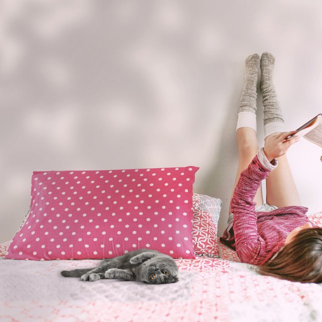 Dotty Delight Red Accent Kussen (A girl is beside a Dotty Delight Red Accent Pillow on the bed.)