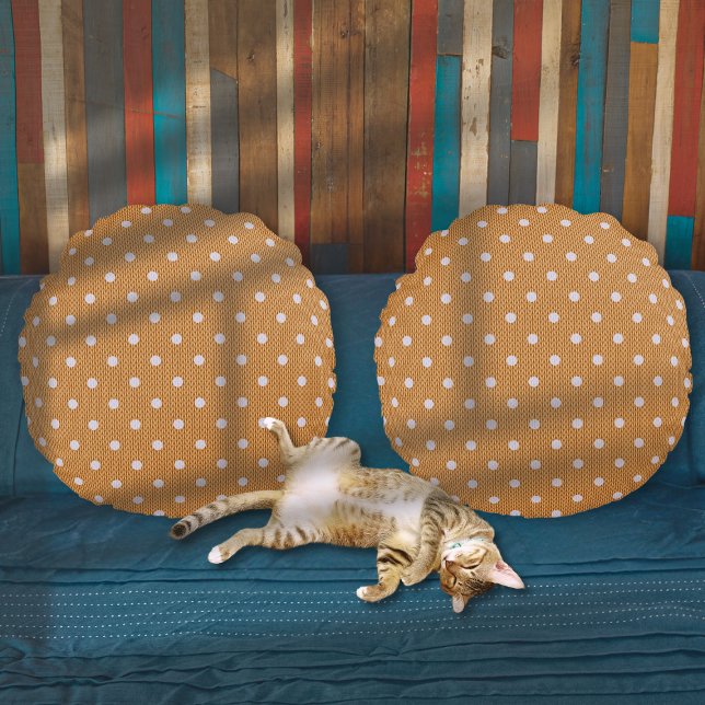 Dotty Delight Sinaasappel Rond Kussen (Dotty Delight Orange Round Pillows on the sofa.)