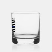 Douane-politieagent voor politie met blauwe lijn whisky glas (Links)