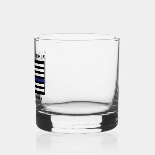 Douane-politieagent voor politie met blauwe lijn whisky glas (Links)