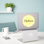 Douanenaam Geel Zonnebloem Bloem Mandala Sticker (Laptop op bureau)