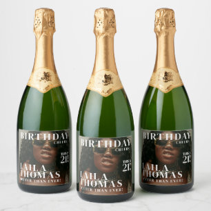 Douanepersoon geboortepartij tijdschriftcover Chee Sparkling Wijnetiket