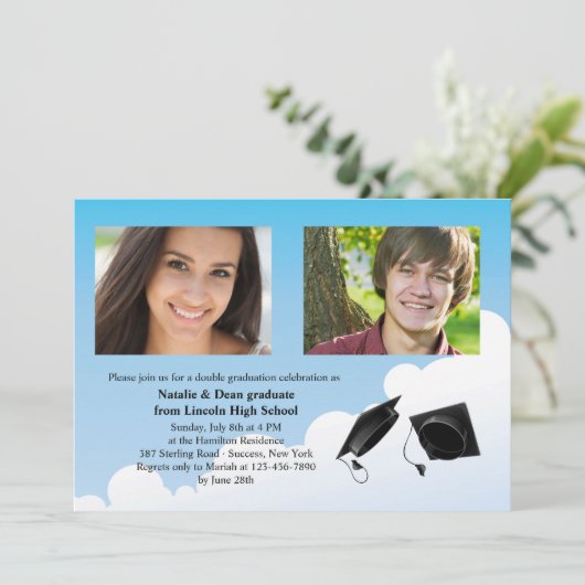 Double Afstuderen Pet Toss Photo Invitation Kaart (Staand voorkant)