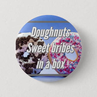 Doughnuts Sweet Bribes In A Box Ronde Button 5,7 Cm