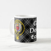Douglas "FORWARD" Crest on Grey Douglas Tartan Mok (Voorkant links)