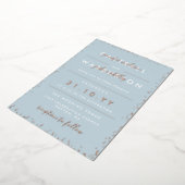 Dove Blue & Roos Gold Typography Confetti Wedding Folie Uitnodiging (Gedraaid)