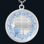 Dove Custom Round Silver Ketting<br><div class="desc">Geef dit ketting een persoonlijk tintje om als huwelijksgunsten te hebben bij je trouwreceptie of om er zelf een te hebben als herinnering aan je speciale dag. Dit ketting is ook het perfecte geschenk voor de bruid op haar vrijgezellenfeest. Personaliseer door uw foto toe te voegen.</div>