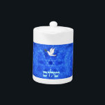 Dove - Shalom Theepot<br><div class="desc">Kenmerken "shalom" (Hebreeuwse "vrede") en een duif met een beetje olijftak in zijn bek op een mooie blauwe en witte fractale achtergrond die doet denken aan vogelvleugels. Het achtergrondafbeelding,  de duif en de Hebreeuwse tekst zijn onafhankelijke elementen waardoor ze allemaal kunnen worden gerangschikt,  geroteerd of op andere wijze verplaatst.</div>