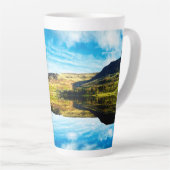 Dovestone Reservoir in de winter Latte Mok (Rechterhoek)