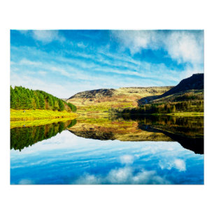 Dovestone Reservoir in het Glossy Poster in de win