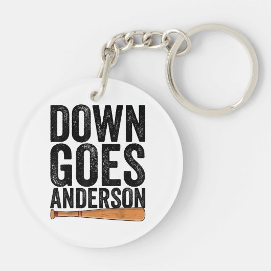 DOWN GOES ANDERSON GRAPPIG HONKBALGESCHENK ANDERSO SLEUTELHANGER (Achterkant)