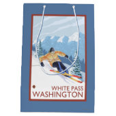 Downhhill Snow Skier - White Pass, Washington Medium Cadeauzakje (Achterkant)