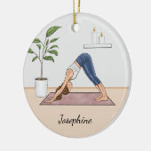 Downward Dog Pose Yoga Vrouw en aangepaste naam Keramisch Ornament (Links)