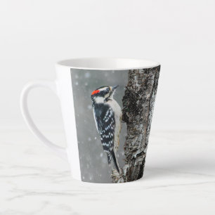 Downy Woodpecker in sneeuw - Originele foto Latte Mok